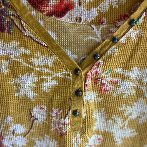 Pilcro
Anthropologie Pilcro Waffle Henley
Floral Top ladies size small - Picture 3 of 12